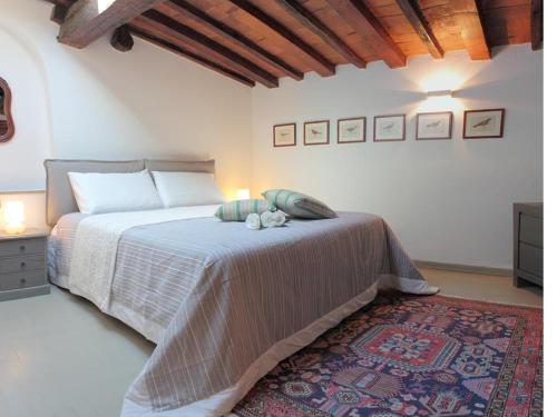 una camera da letto con un letto con due peluche sopra di Apartment Tornabuoni a Firenze