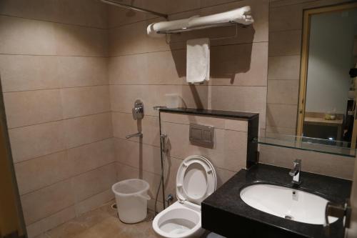 La salle de bains est pourvue de toilettes et d'un lavabo. dans l'établissement The Palm Residency- Ariyanoor, à Salem