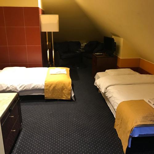 Ένα ή περισσότερα κρεβάτια σε δωμάτιο στο Hotel Podzamcze