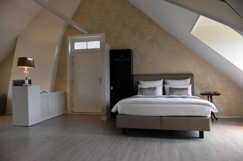 een slaapkamer met een bed op zolder bij Zzzuite25 in Oosterhout