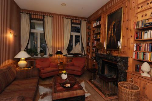 ein Wohnzimmer mit Möbeln und einem Kamin in der Unterkunft Hotel Niederländischer Hof in Schwerin