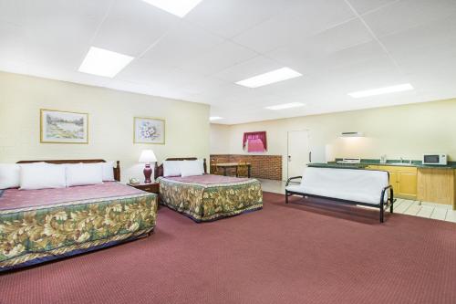 a hotel room with two beds and a desk at Bristol Parkway inn in Bristol