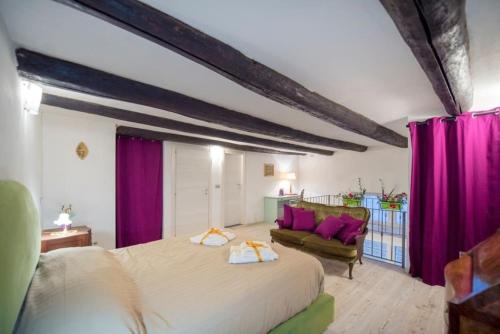 ナポリにあるLa Regina di Vertecoeliのベッドルーム(大型ベッド1台、紫色のカーテン付)