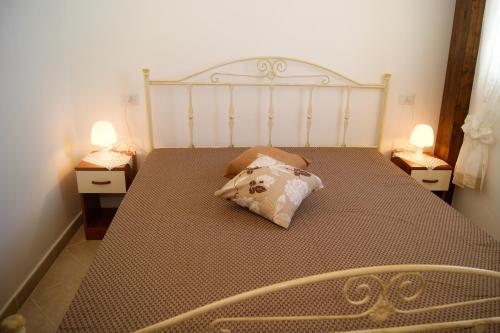ガリポリにあるAttico Baia Verdeのベッドルーム1室(枕付)