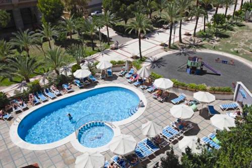 an overhead view of a swimming pool with chairs and umbrellas at Apartamento con Vistas al Mar 1ºA in Benidorm