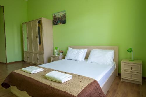 une chambre avec un lit avec deux serviettes dessus dans l'établissement Vakhtang Gorgasali apartment, à Tbilissi