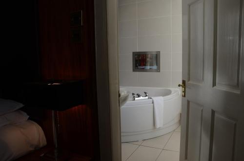 Bilik mandi di Glazert Country House Hotel