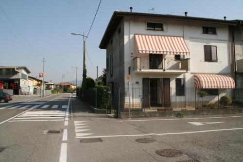 ein weißes Gebäude mit rotem Dach auf einer Straße in der Unterkunft Il Caravaggio Guest House in Grassobbio