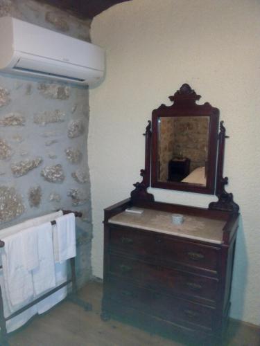 a mirror on top of a dresser in a room at Casas do Durão-Memories House in Lajeosa