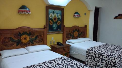 a hotel room with two beds at Suites Flamboyanes in Mérida