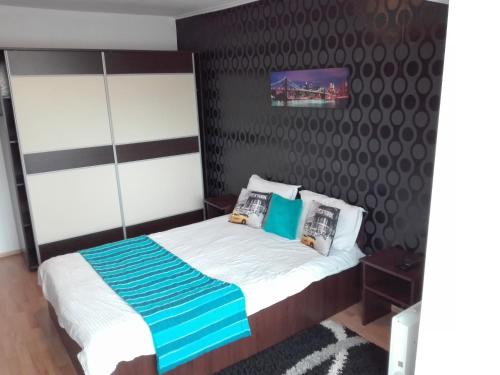 コンスタンツァにあるBritanniaのベッドルーム1室(白黒のヘッドボード付きのベッド1台付)