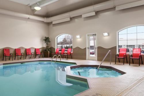 Bazén v ubytovaní Days Inn & Suites by Wyndham Brandon alebo v jeho blízkosti