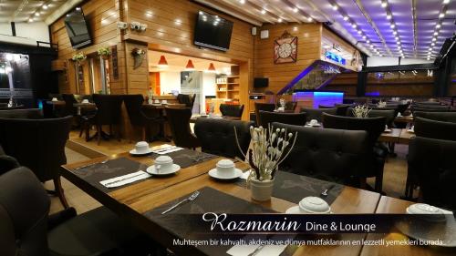 una sala da pranzo con tavolo e sedie in un ristorante di Endglory Hotel a Corlu