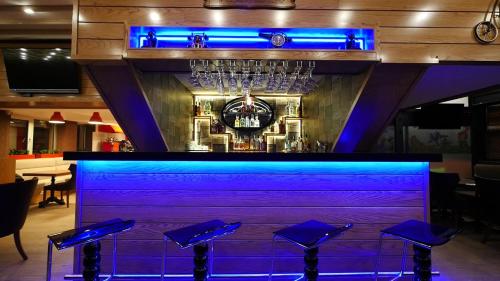 un bar con illuminazione blu in un ristorante di Endglory Hotel a Corlu
