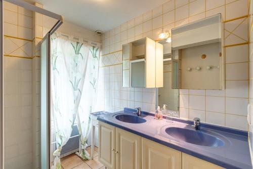 La salle de bains est pourvue de 2 lavabos, d'un miroir et d'une fenêtre. dans l'établissement Chambres d'hôtes Era Honteta, à Artigues