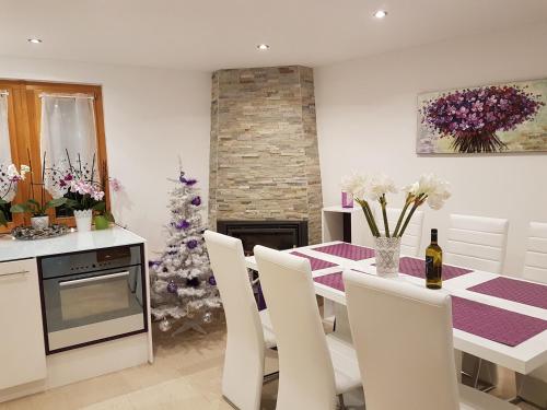 une cuisine et une salle à manger avec une table et un arbre de Noël dans l'établissement Mollens Chalet, à Mollens