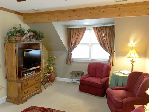 Highland Lake Inn & Resort - Flat Rockにあるテレビまたはエンターテインメントセンター