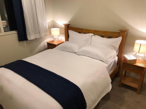 A bed or beds in a room at Lavender Hills Excellent Apartment in Greenhithe