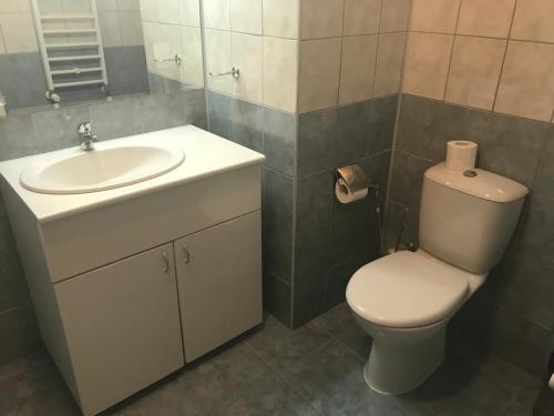 Phòng tắm tại Flora Apartment 619