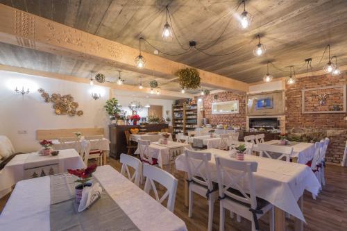 Pod Jesionamiにあるレストランまたは飲食店