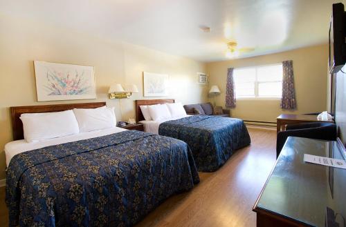 Giường trong phòng chung tại Homeward Inns of Canada