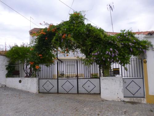 a fence with a gate with flowers on it at Casa de Santana in Arneiro