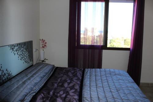 um quarto com uma cama e uma janela em Altos del Sol em Torrevieja