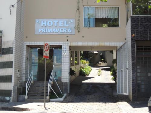 una entrada del hotel sin una señal de estacionamiento delante en Hotel Primavera Betim en Betim
