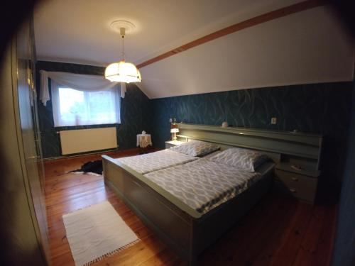 een slaapkamer met een groot bed en een raam bij Apartament w Górach in Świeradów-Zdrój