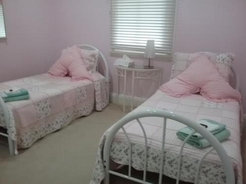 Tempat tidur dalam kamar di Langley Cottage B&B