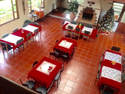an overhead view of a restaurant with red tables and chairs at Hosteria Campestre San Fermin in Ráquira