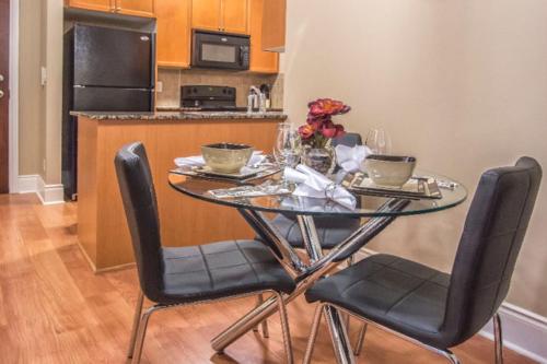Platinum Suites Furnished Executive Suitesにあるキッチンまたは簡易キッチン