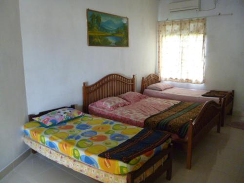 Un pat sau paturi într-o cameră la Chalet aircond HSNZ KTCC RM50 OYO homestay RM100 Kakmah roomstay pantai timur guest house Kuala Terengganu