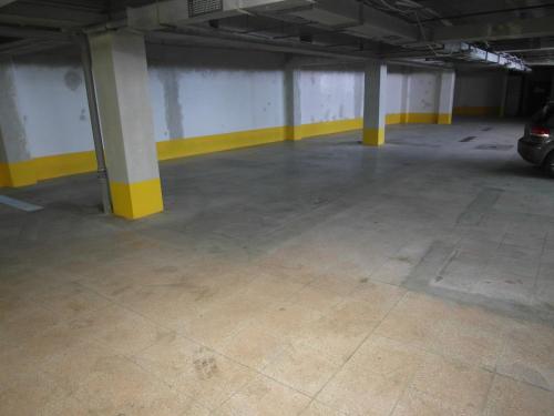 een lege parkeergarage met gele en witte zuilen bij Apartments Kopečná with parking in Brno