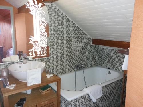 a bathroom with a sink and a bath tub at Appartements les Bressanes in Selonnet