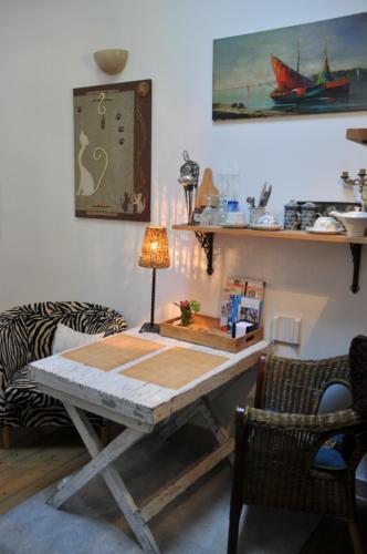 a living room with a table and a couch at Les chambres du Chat Perché in Le Havre