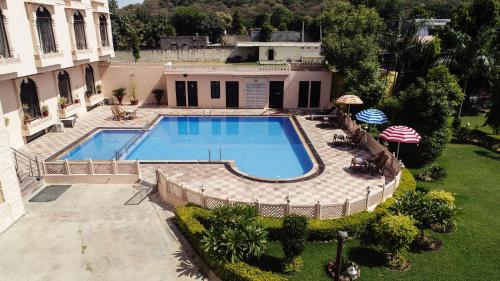 una vista aérea de una piscina frente a una casa en Ranthambhore National Resort, en Sawāi Mādhopur