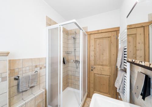La salle de bains est pourvue d'une douche, de toilettes et d'un lavabo. dans l'établissement Chalet Layla, à Livigno