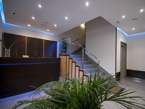 a staircase in a house with a stair case at Complejo O Piñeiral A Fonsagrada in Fonsagrada