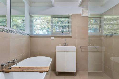 uma casa de banho com um WC, um lavatório e uma banheira em Blairgowrie Bella - light filled home with great deck em Blairgowrie