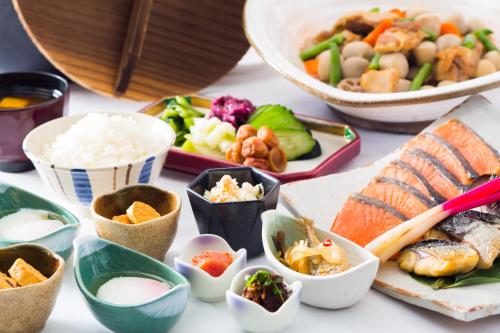 川崎市にある川崎日航ホテルの食べ物の入ったボウルや皿が置かれたテーブル