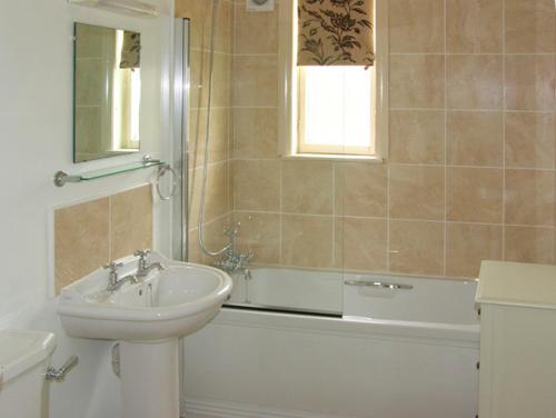 a bathroom with a sink and a bath tub and a sink at Dairy Apartment 1 in Mere