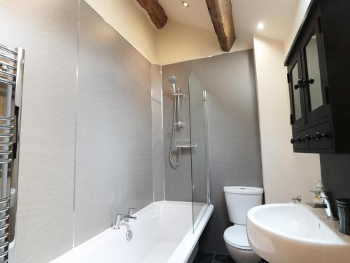 La salle de bains est pourvue d'une baignoire, de toilettes et d'un lavabo. dans l'établissement Stoneycroft Barn, à Langsett