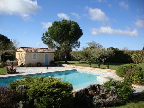 a swimming pool in the yard of a house at La Guéritaulde in La Tour-dʼAigues