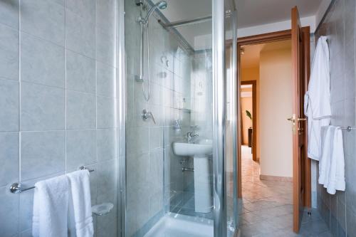 łazienka z prysznicem i umywalką w obiekcie Casa Vacanze Samira w mieście Fondachello