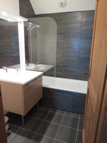 une salle de bain avec un lavabo et une baignoire dans l'établissement Résidence Clos St-Hilaire 88m2 - Terrasse 12m2, à Saint-Lary-Soulan