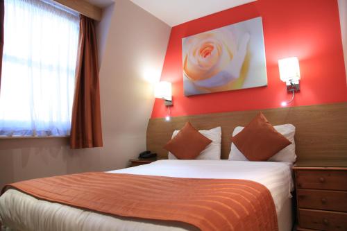 Ein Bett oder Betten in einem Zimmer der Unterkunft Sheriff Hotel
