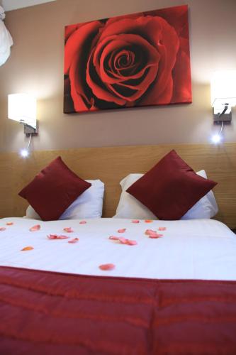 Ein Bett oder Betten in einem Zimmer der Unterkunft Sheriff Hotel