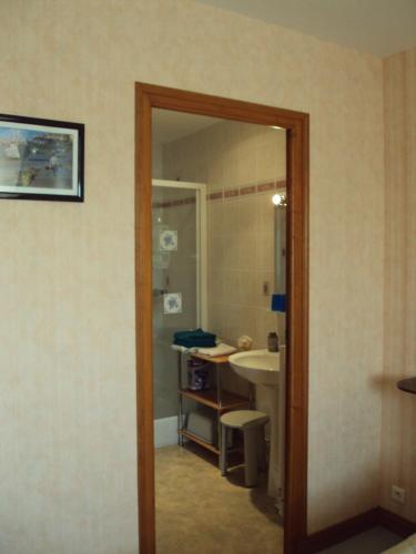 une salle de bain avec un lavabo et un miroir dans l'établissement Gîtes du Ménez-Hom, à Plomodiern