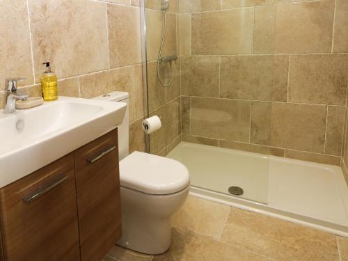 ein Badezimmer mit Waschbecken, Toilette und Badewanne in der Unterkunft Field Cottage in Loftus